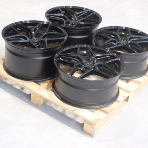 Set of CVR2 21x9,5 ET50 + 21x11,5 ET55 5x130 Gloss Black