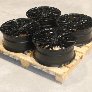 Set of CVR1 21x9 ET40 5x114,3 Gloss Black