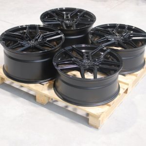 Set of CVR5 22x9,5 ET45 + 22x11,5 ET60 5x112 Gloss Black