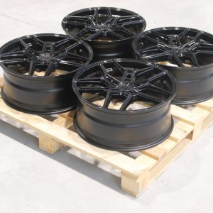 Set of CVR5 20x8,5 ET35 5x112 Gloss Black