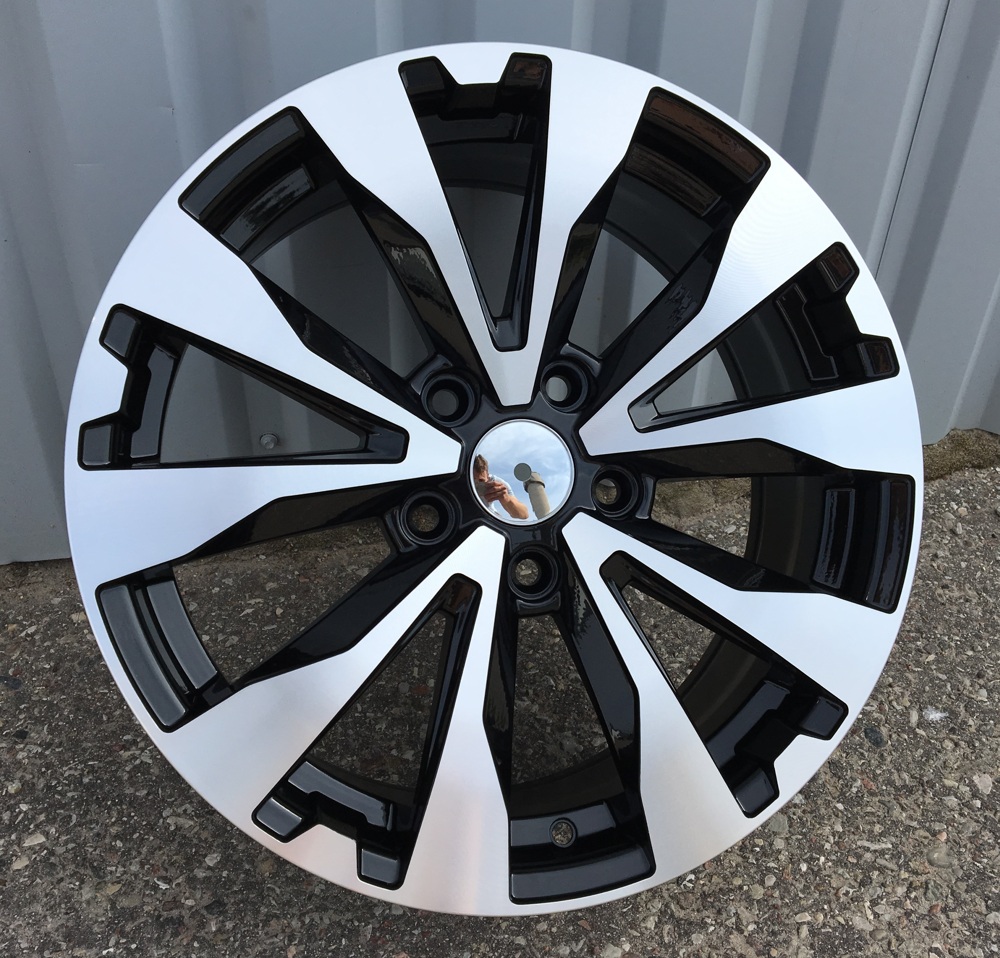Jante Subaru 18x7 ET48 5x114,3 - Black Polished